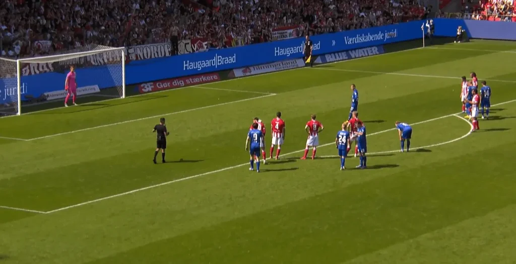 Straffespark i fodbold hvor spillere og målmand træner fokus og mental styrke under pres